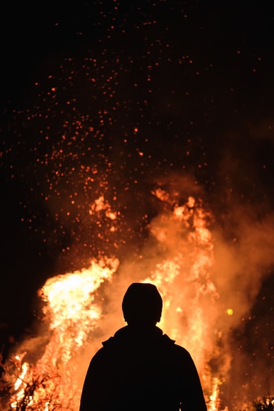 人站在面前的火
